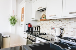 Apartment, 2 Bedrooms | Private kitchen
