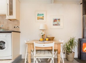 Cottage | In-room dining - Idyllic Cornish Cottage with wood-burner (St Ives)