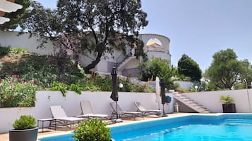 Een seizoensgebonden buitenzwembad