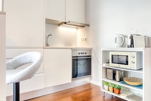 Réfrigérateur, four à micro-ondes, un four, surface de cuisson
