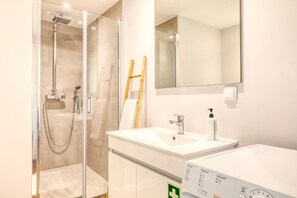 تجهيزات دش، مجففات شعر، مناشف، صابون