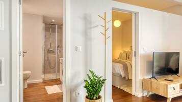 1 slaapkamer, een strijkplank/strijkijzer, reisbedje, gratis wifi