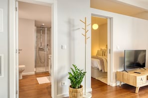 1 chambre, fer et planche à repasser, lit de bébé portatif