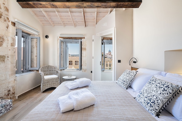 Penthouse Suite with Old Town View | 1 Schlafzimmer, italienische Bettbezüge von Frette