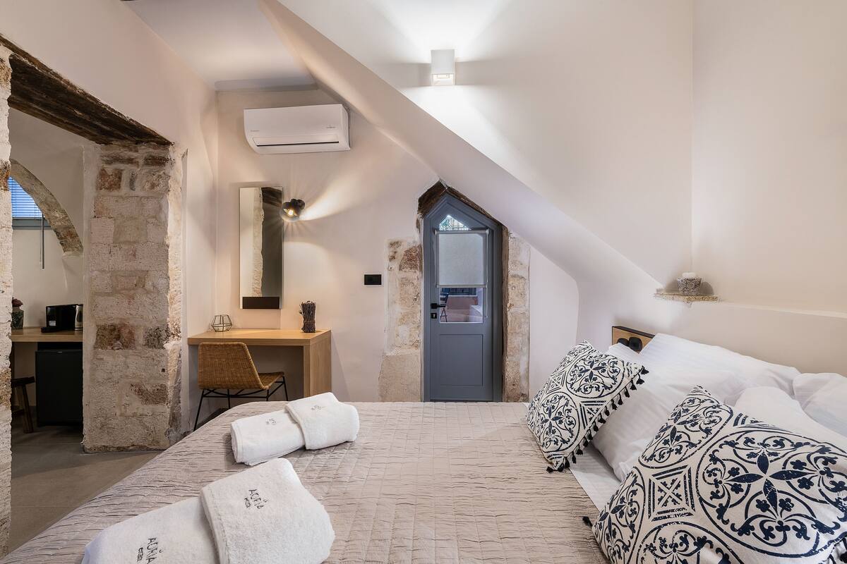 Suite with Patio | Italienske Frette-laken, sengetøy av topp kvalitet og memory foam-senger