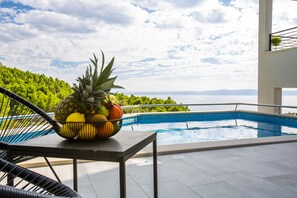 Outdoor pool, pool umbrellas, sun loungers - Villa Romance (Makarska)