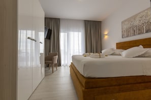 4 habitaciones, caja de seguridad en la habitación y escritorio 