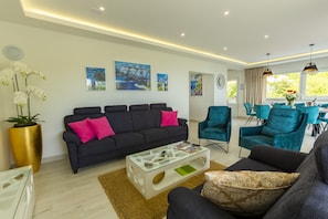 Villa | Living area | Flat-screen TV, table tennis - Villa Romance (Makarska)