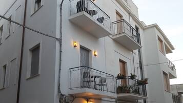 Facciata della struttura - sera/notte