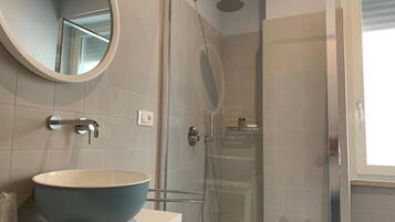 Doccia, accappatoio, pantofole, bidet