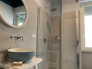 Dusche, Bademäntel, Hausschuhe, Bidet