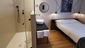 Dobbeltrom – familie | Bad | Dusj, regndusjhode, hårføner og tøfler