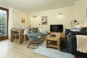 TV - Apartment Ensa - Alpes Agency - Central Chamonix - Sleeps 4 (Chamonix-Mont-Blanc)