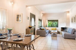 Villa, 3 Schlafzimmer, eigener Pool | Wohnbereich | Flachbildfernseher, Kamin