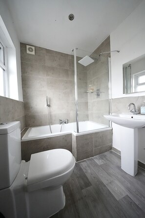 Chambre Double Confort | Salle de bain | Douche, articles de toilette gratuits, sèche-cheveux