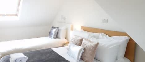 Habitación triple Confort | Ropa de cama hipoalergénica y escritorio