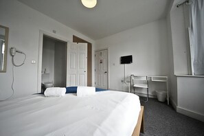 Phòng đôi tiện nghi đơn giản | Phòng tắm | Buồng tắm vòi sen, đồ dùng nhà tắm miễn phí, máy sấy tóc, khăn tắm 