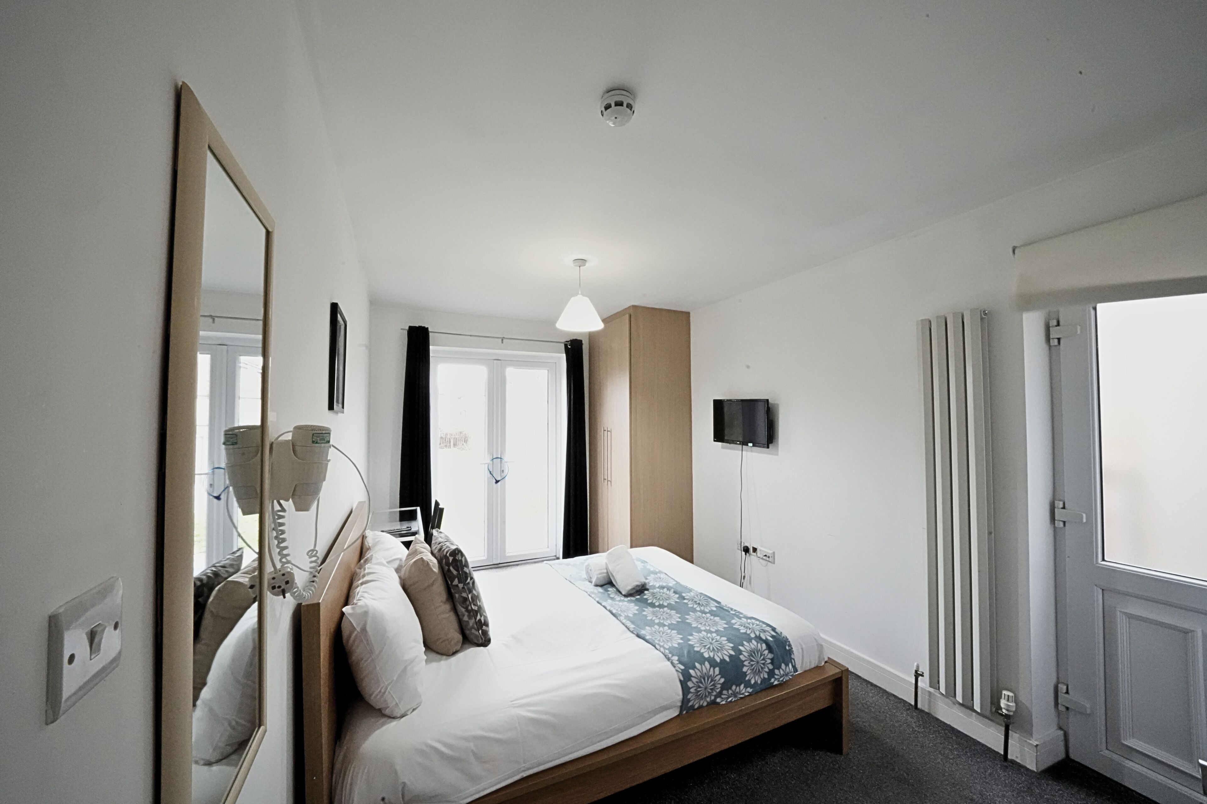 Comfort tweepersoonskamer | Hypoallergeen beddengoed, een bureau, een laptopwerkplek