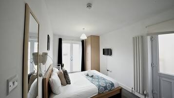 Comfort tweepersoonskamer | Hypoallergeen beddengoed, een bureau, een laptopwerkplek