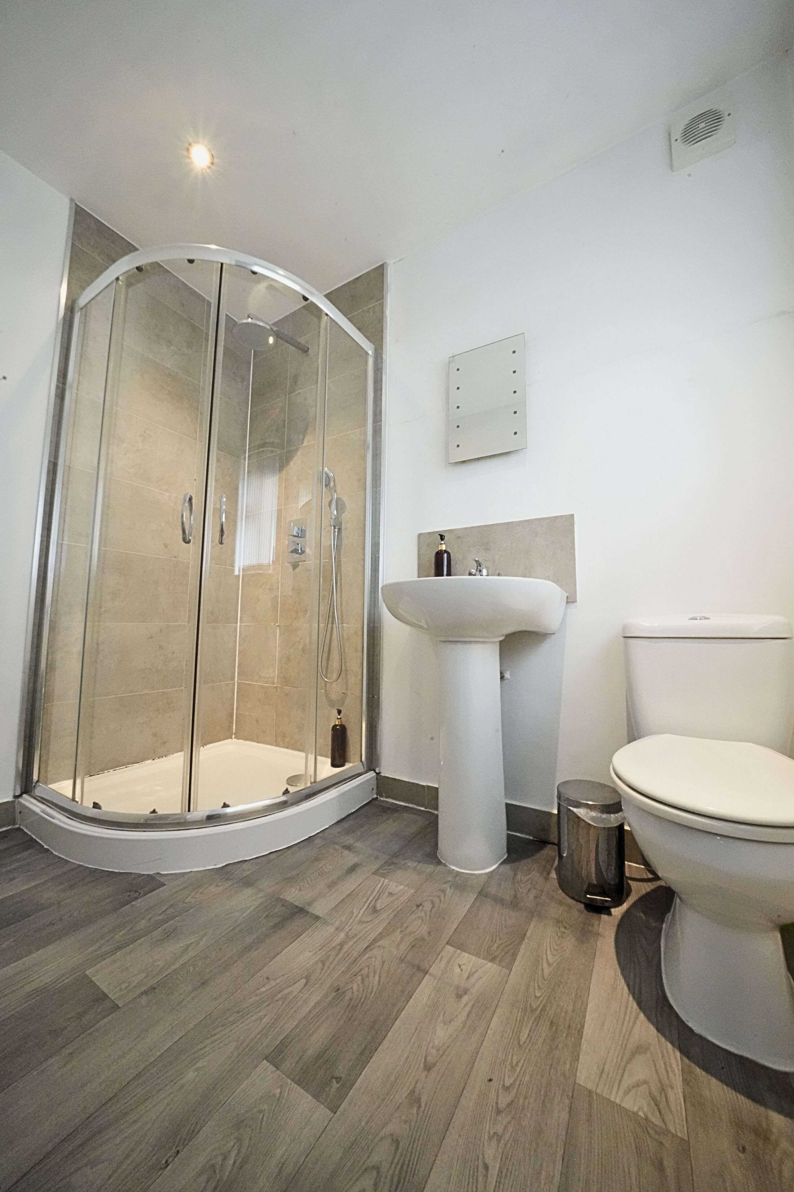 Kahden hengen comfort-huone | Kylpyhuone | Suihku, ilmaiset hygieniatuotteet, hiustenkuivaaja, pyyhkeet