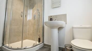Kahden hengen comfort-huone | Kylpyhuone | Suihku, ilmaiset hygieniatuotteet, hiustenkuivaaja, pyyhkeet