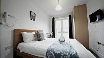 Comfort tweepersoonskamer | Hypoallergeen beddengoed, een bureau, een laptopwerkplek