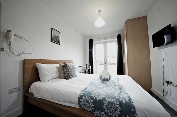 Phòng đôi tiện nghi đơn giản | Bộ đồ giường kháng dị ứng, bàn, khu vực làm việc phù hợp cho laptop 