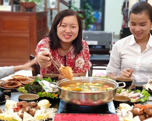 基础双人房 | 客厅 | 42-英寸LED 电视 （配备有线频道）、电视