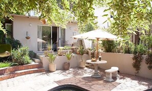 Cottage (The Pool) - Little Forest Guest House (Randburg)