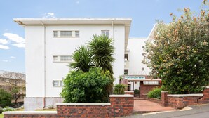 Un edificio blanco con un cartel que dice 'PORTSWOOD NEWS'.