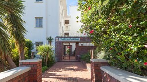 Una entrada con portón a un edificio con un letrero que dice "PORTSWOOD MEWS".