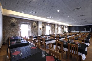 Breakfast, lunch, dinner served; Spanish cuisine 