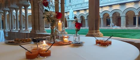 Serveert ontbijt, lunch, diner, Spaanse gerechten