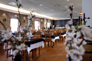 Café da manhã, almoço e jantar; culinária espanhola