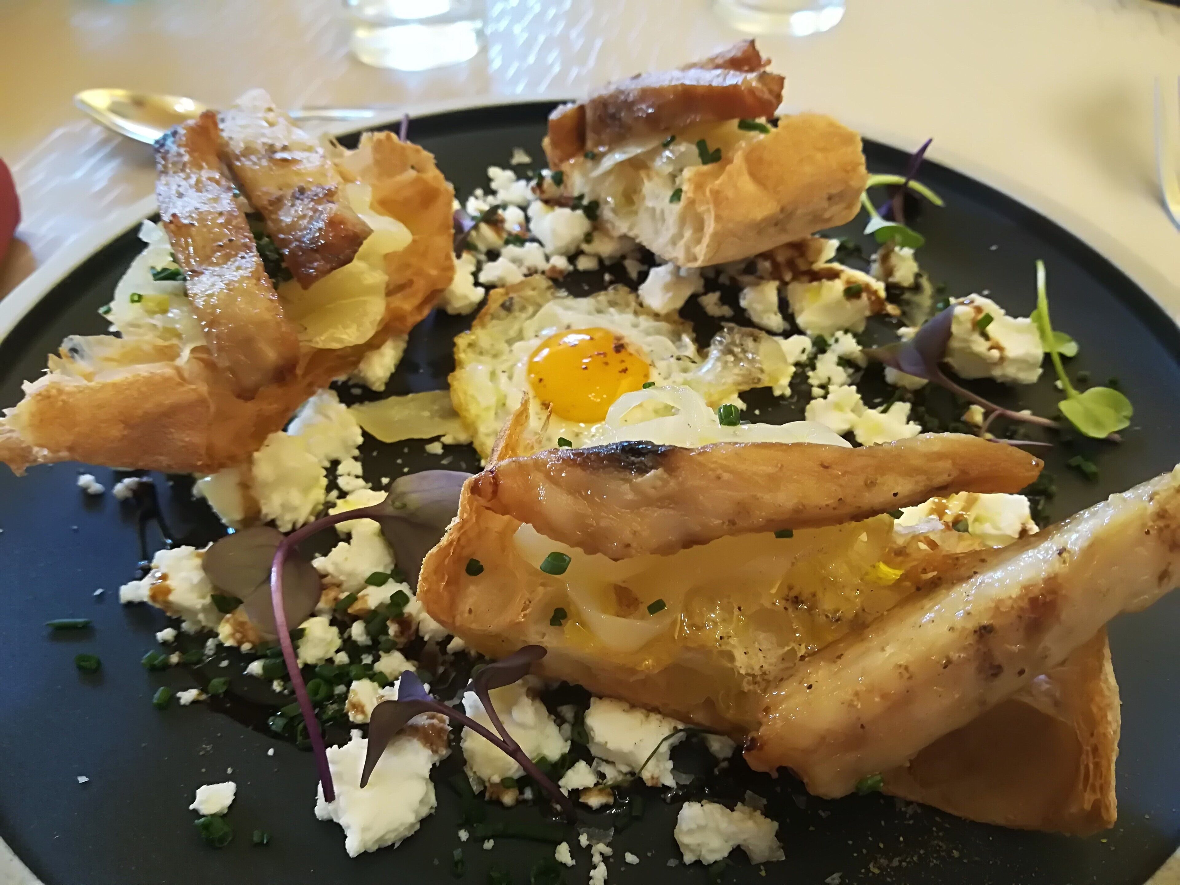 Serveert ontbijt, lunch, diner, Spaanse gerechten 