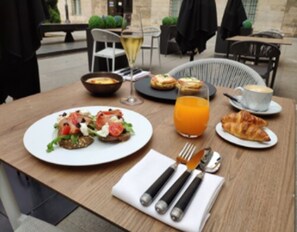 Daily cooked-to-order breakfast for a fee - MYR Palacio Vallier (Valencia)