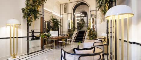 Coin salon dans le hall