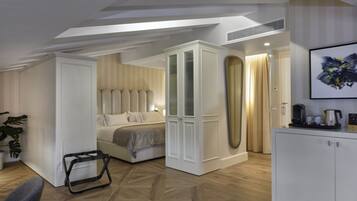 Quarto moderno com cama, guarda-roupa e escrivaninha com máquina de café.