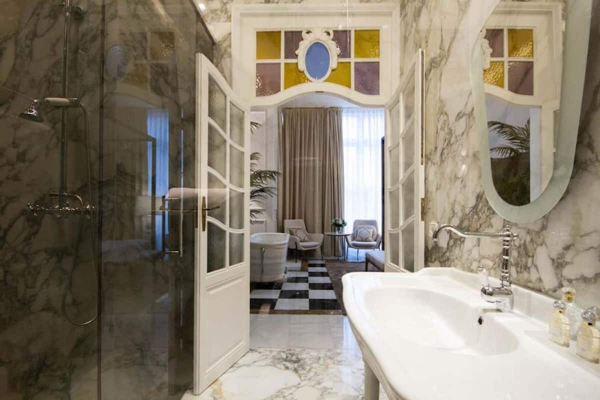 presidential suite | bathroom | shower, free toiletries, hair dryer, bathrobes