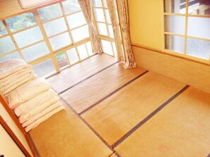 Verdunkelungsvorhänge, kostenloses WLAN, Bettwäsche