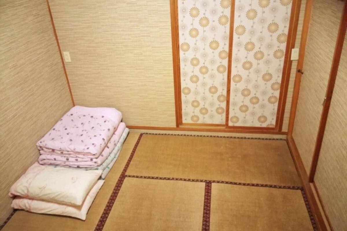 Blackout drapes, WiFi (free), bed sheets