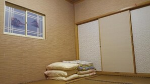 Felles sovesal, kun for menn, delt bad | Blendingsgardiner, wi-fi (inkludert) og sengetøy