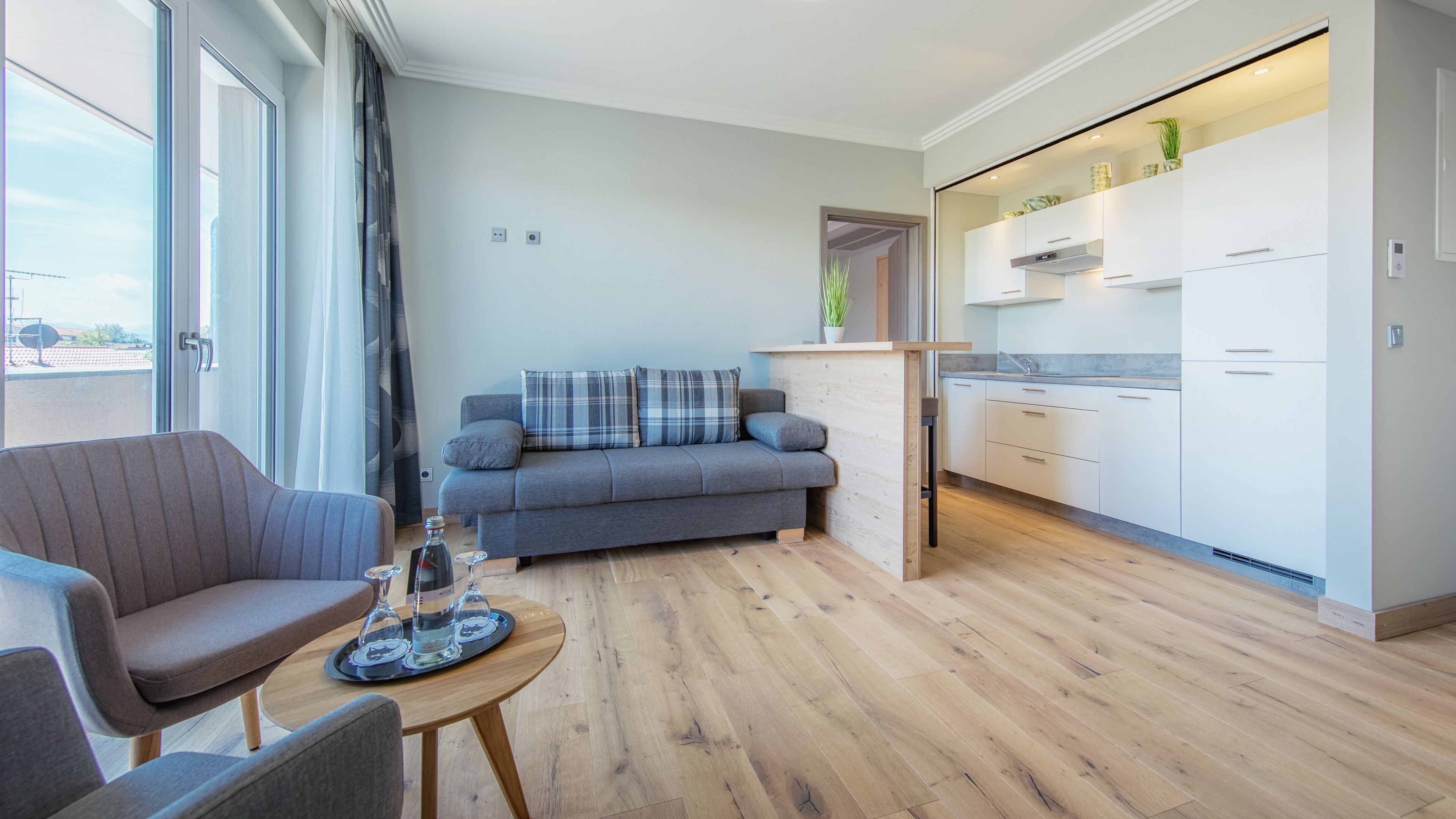 suite | hypo-allergenic bedding, in-room safe, desk, blackout curtains