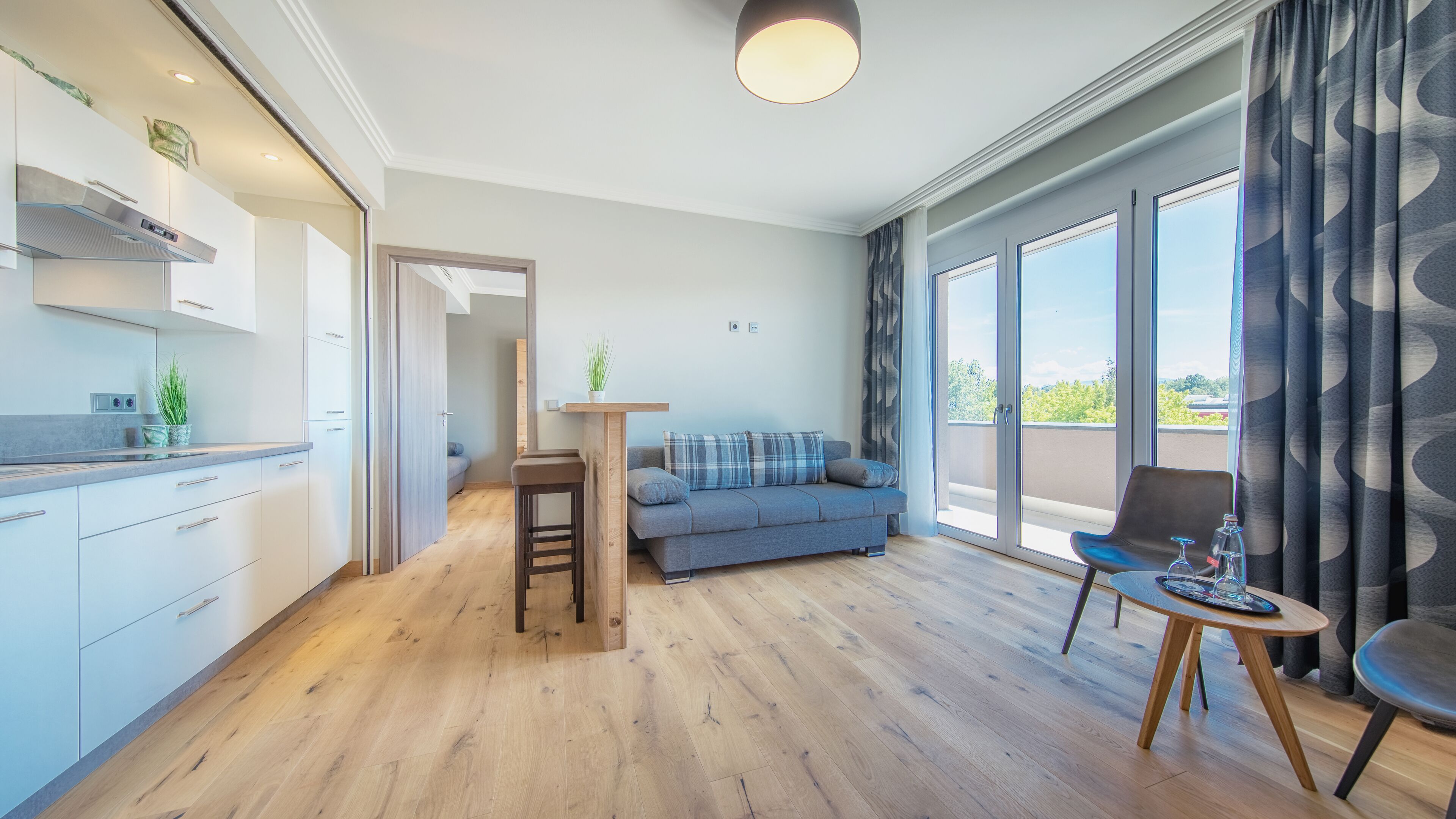 suite | living area | flat-screen tv