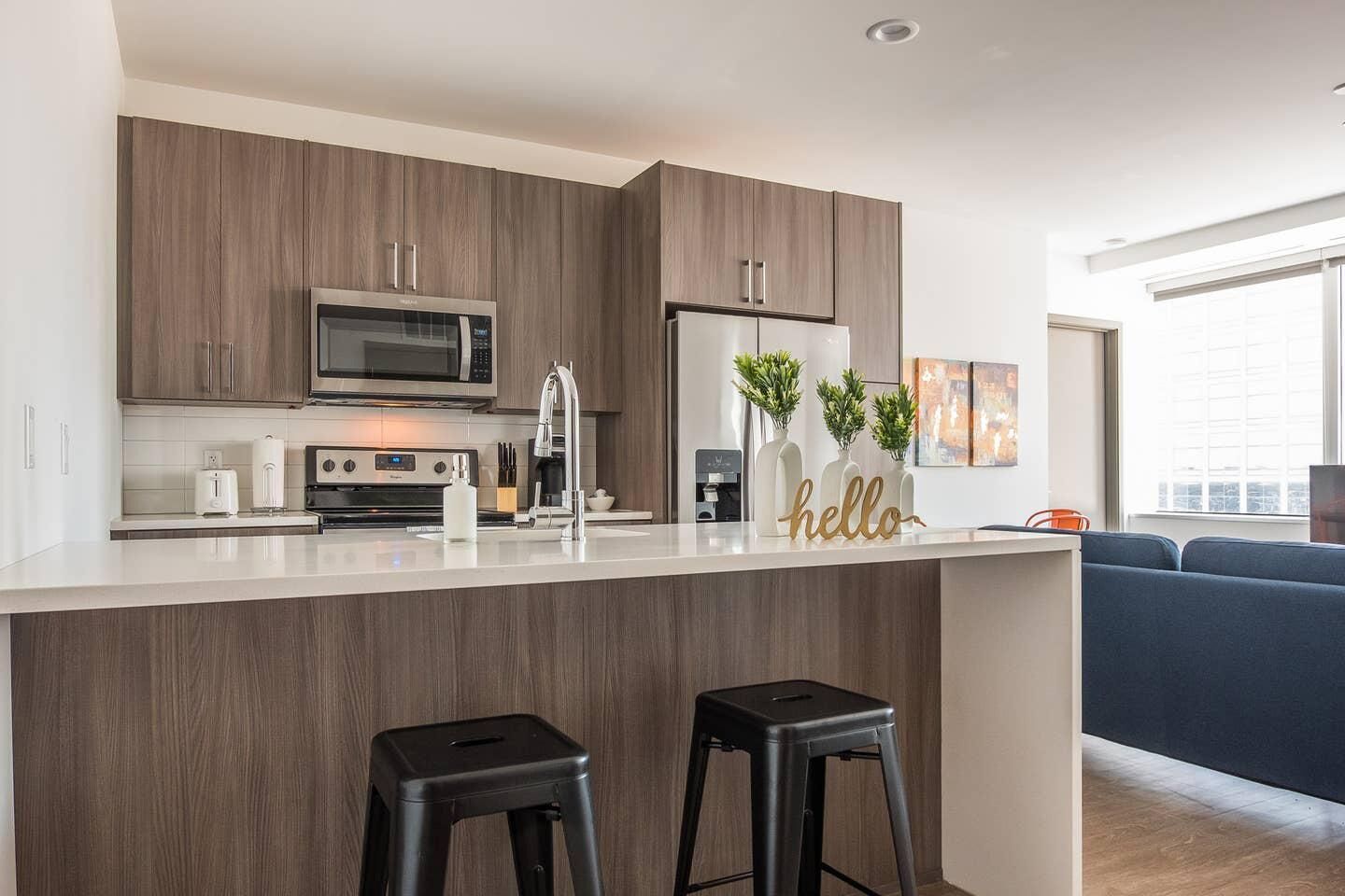 Frontdesk | Vivid 2BR Apt in Central Downtown