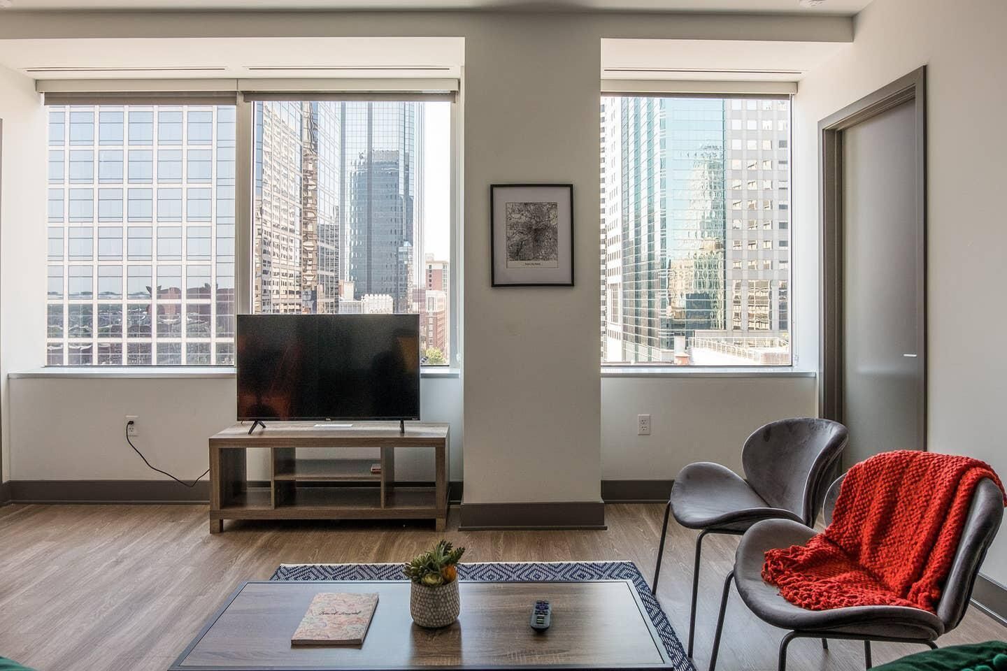 Frontdesk | Vivid 2BR Apt in Central Downtown