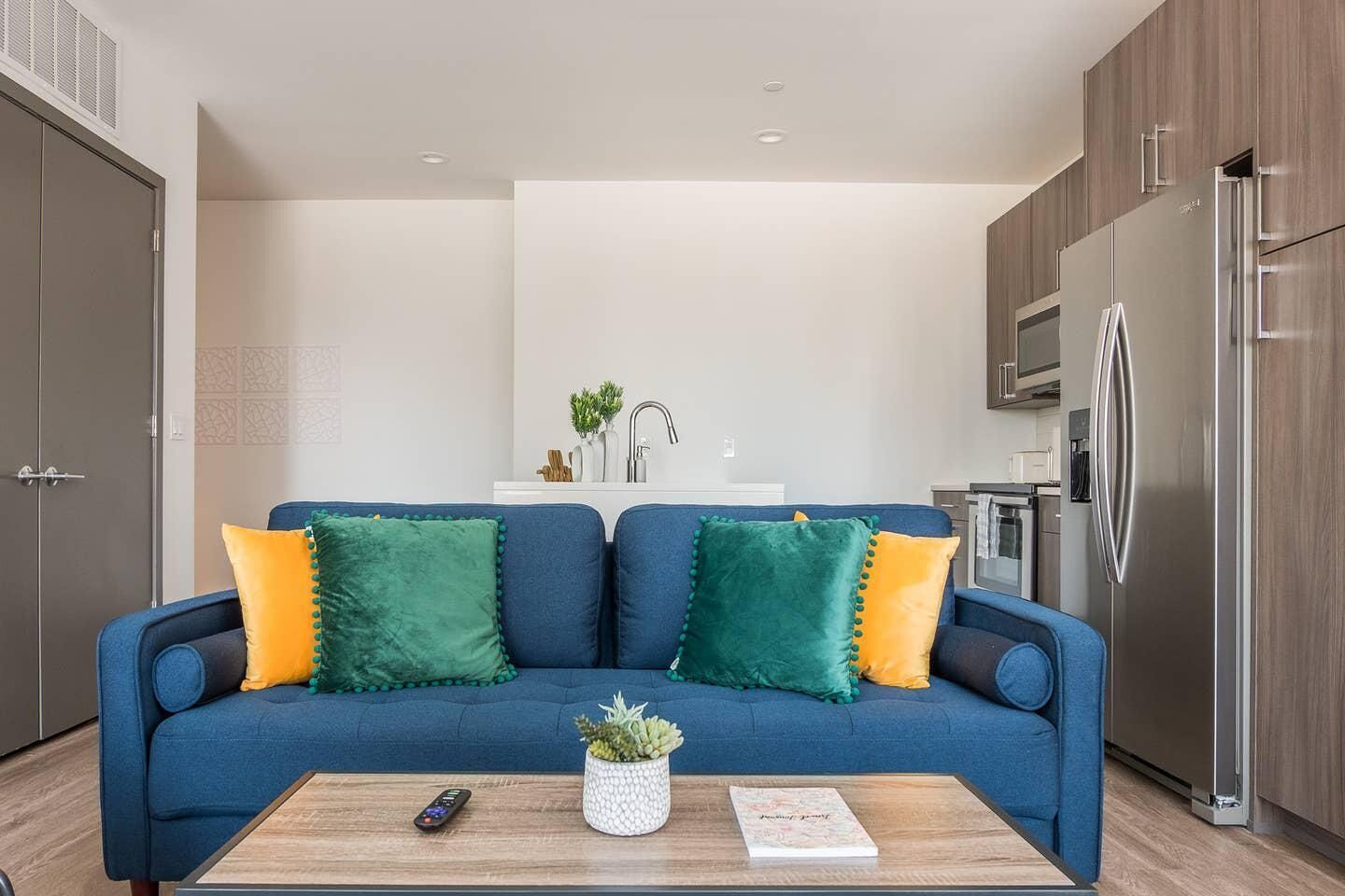 Frontdesk | Vivid 2BR Apt in Central Downtown