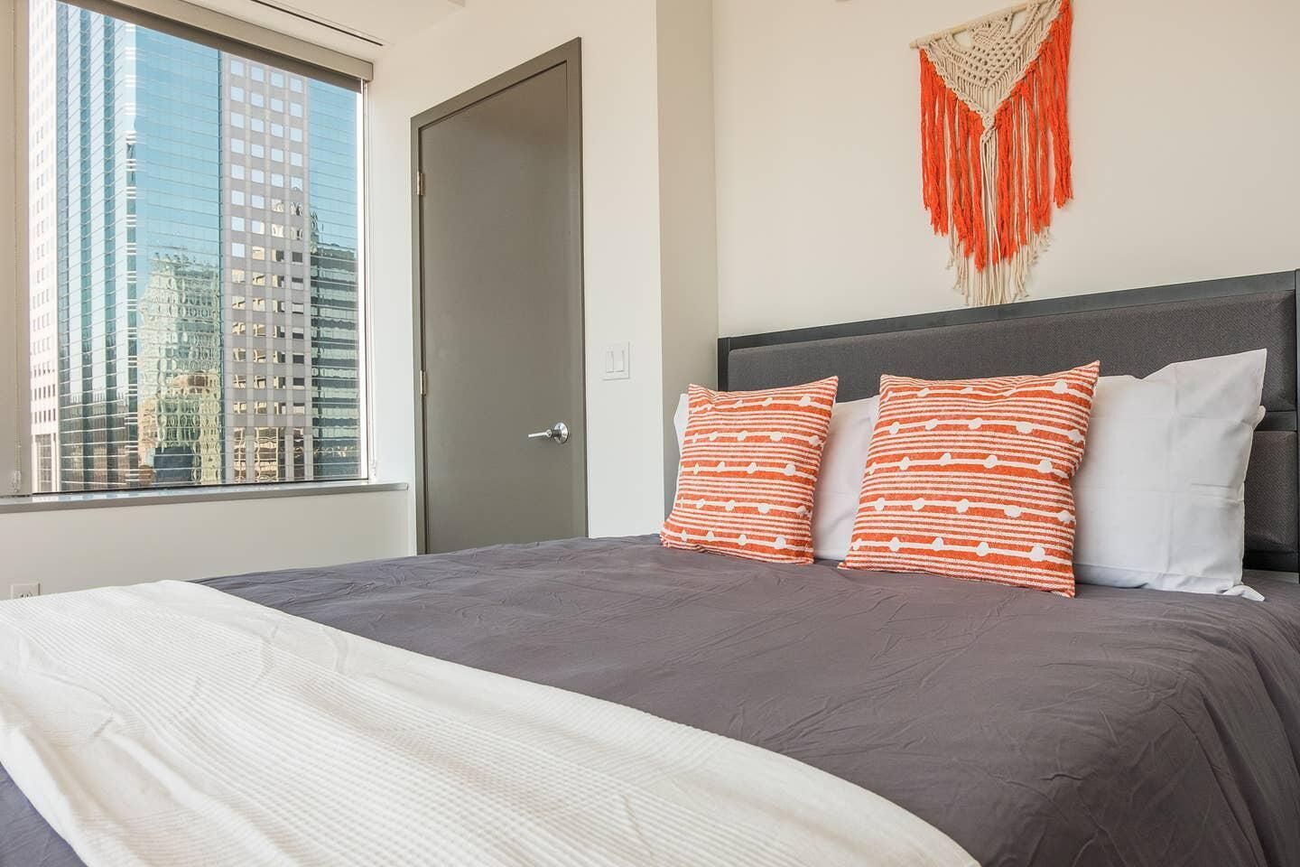 Frontdesk | Vivid 2BR Apt in Central Downtown