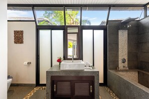 1-Bedroom Villa with a Private Pool | Baño | Amenidades de baño gratuitas, secadora de cabello, toallas, jabón 