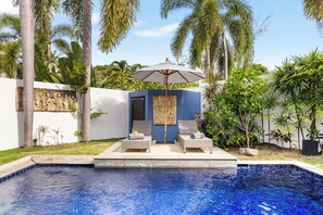 Outdoor pool, pool umbrellas, sun loungers - Lipa Talay Jed (Koh Samui)